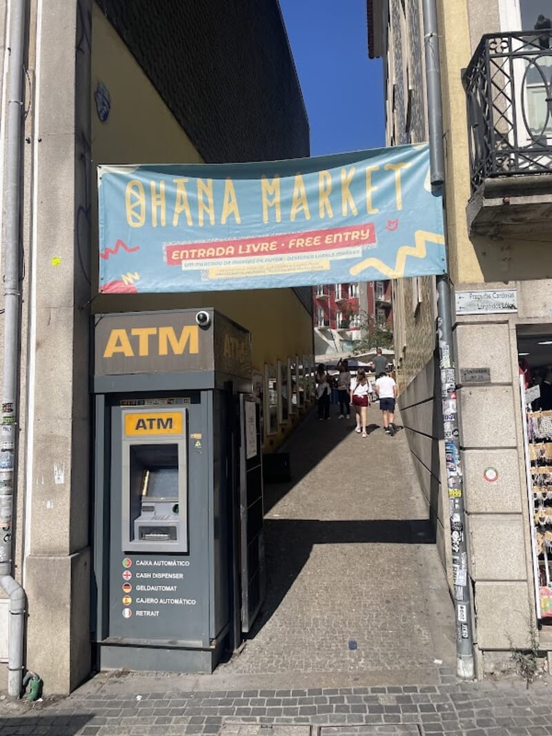 Cat @ the local market in Porto
