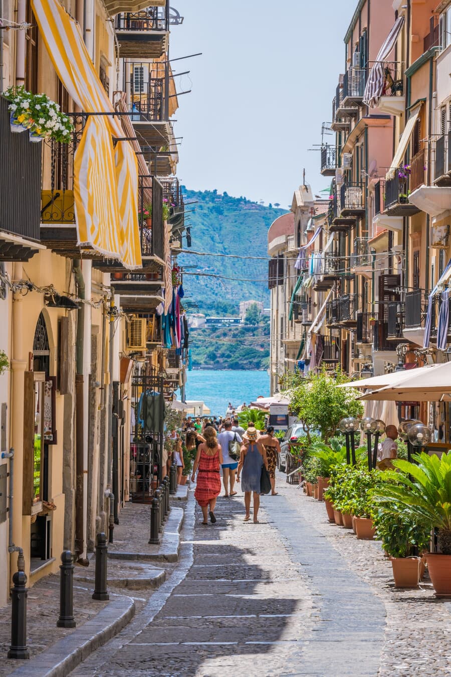 Narrow street in Cefalรน's