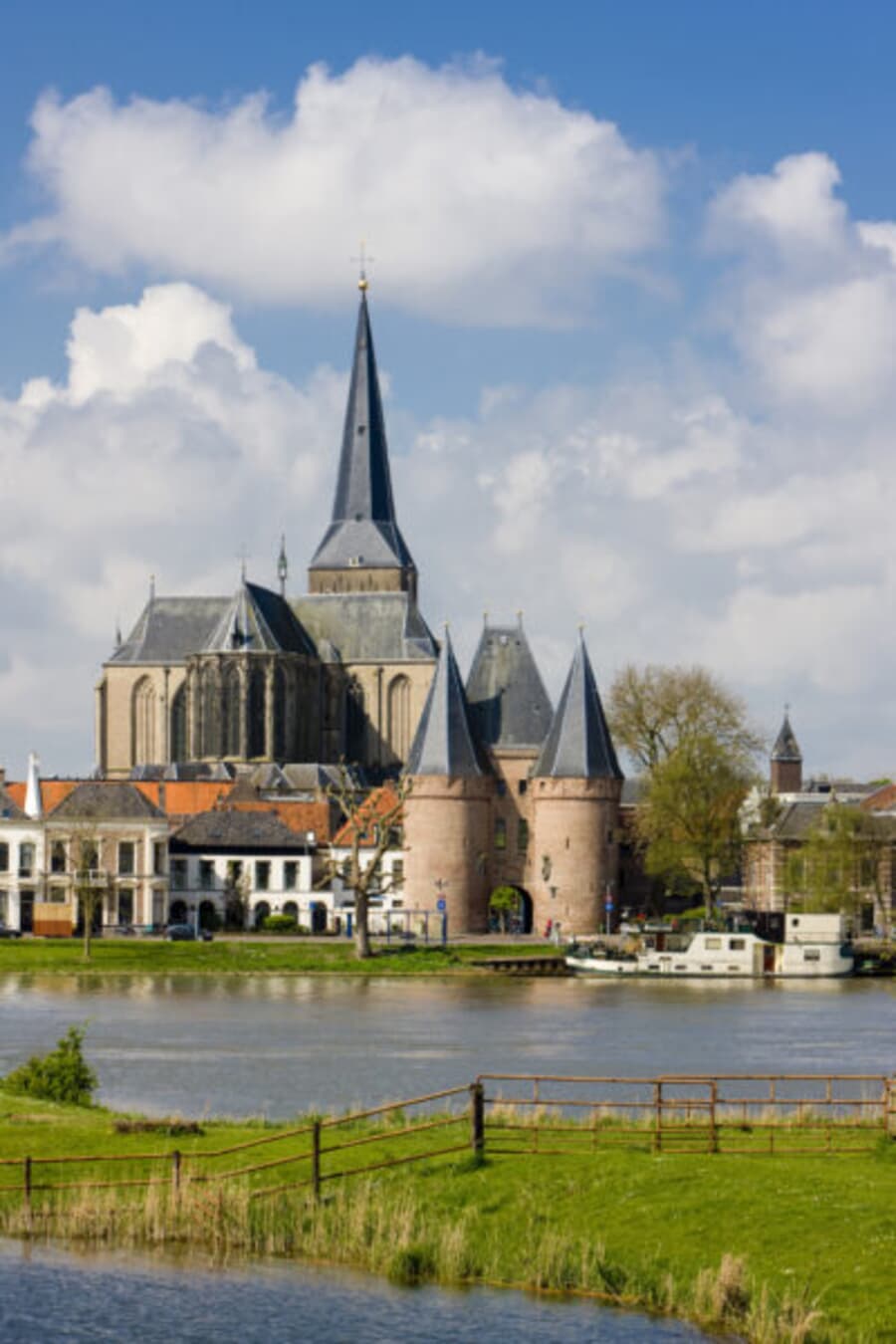Kampen's city gates, the doorways to Dutch historical grandeur