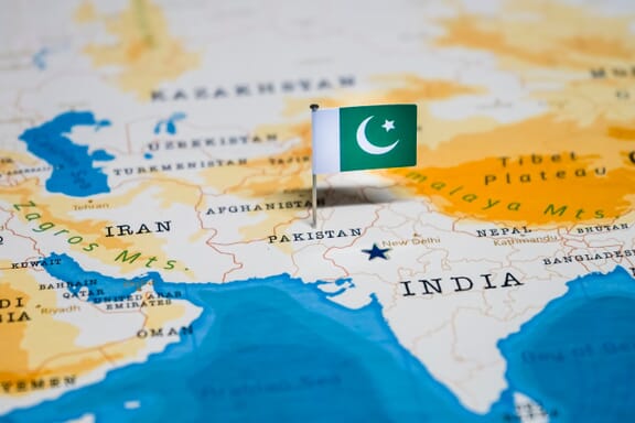 Flag pin pointing out the location of Pakistan on the Asia map