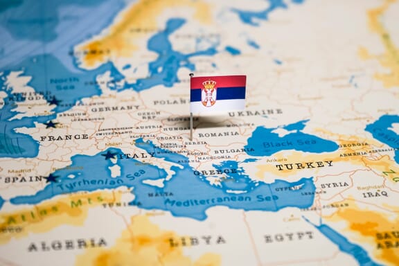 Flag pin pointing out the location of Serbia on the Europe map