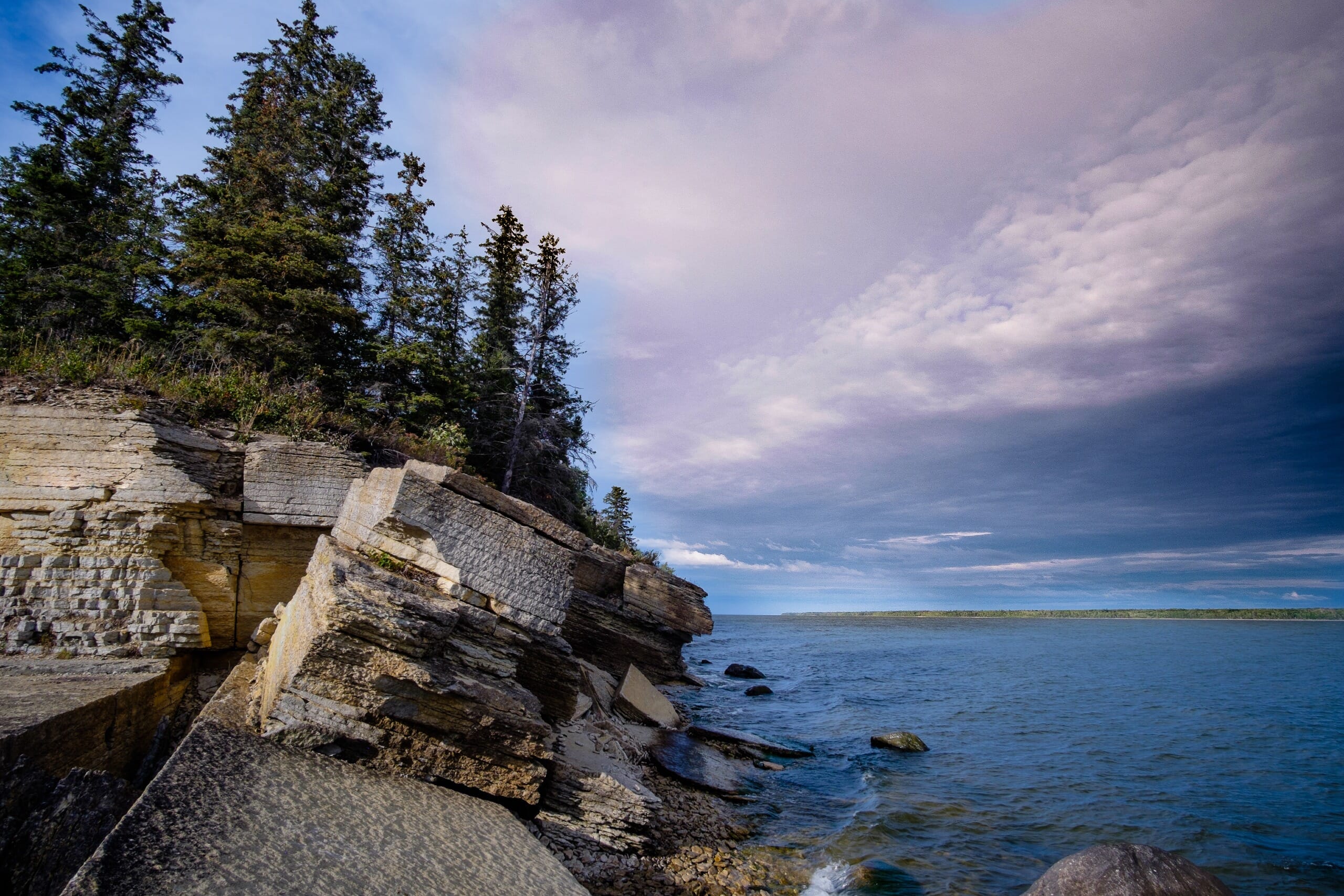 The Largest Lakes In The World Mappr   Outcrop Limestone On Lake Winnipeg 