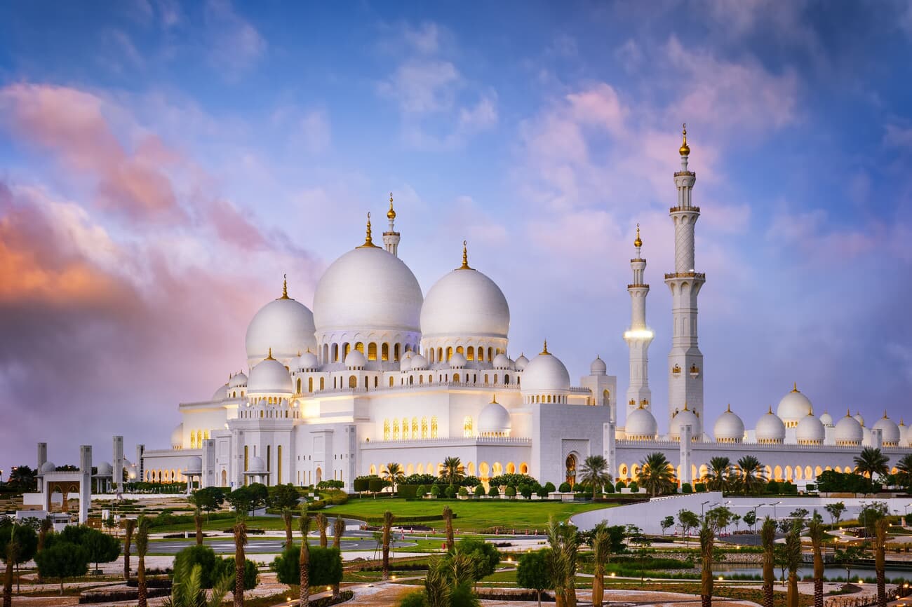 Sheikh zayed grand mosque at dusk abu dhabi uae