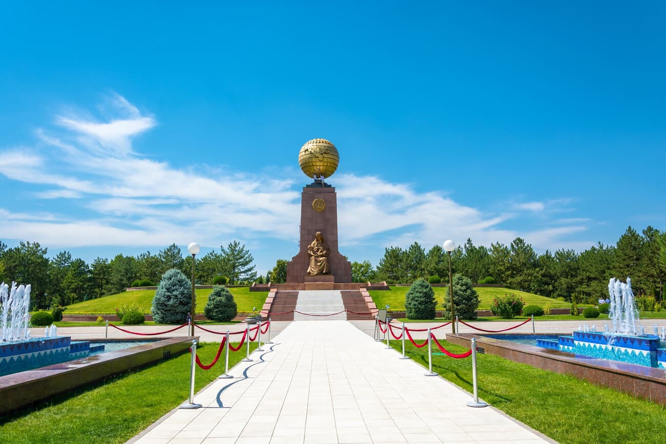 Independence Square, commemorating Uzbekistan's independence from the Soviet Union in 1991